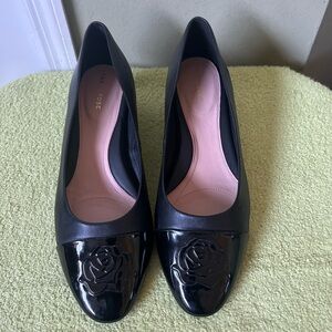 NWOB Taryn Rose Black Leather with cap Toe Floral Detail